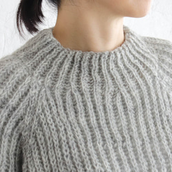 《限定1》羊毛100% 手編みウールニット 片畦ハイネックセーター （ライトグレー）. 3枚目の画像