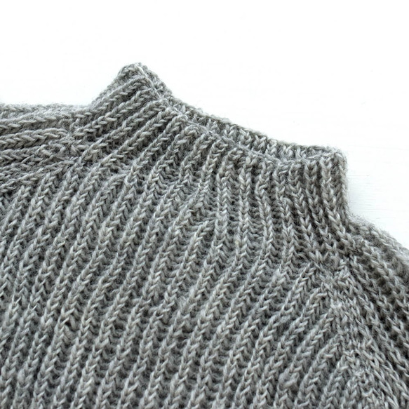 《限定1》羊毛100% 手編みウールニット 片畦ハイネックセーター （ライトグレー）. 7枚目の画像