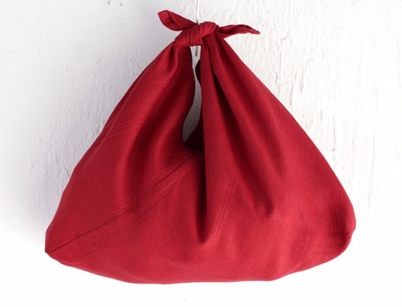 亞麻布的Azuma Bag M（紅色）裝在袋子裡。 第3張的照片