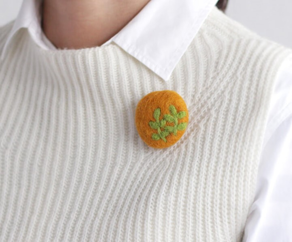 羊毛羊毛氈胸針秋冬徽章（芥末） 第5張的照片