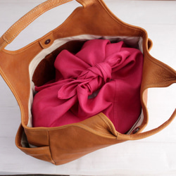 亞麻的Azuma包M袋放在包裡，裝在車內。粉紅色 第5張的照片