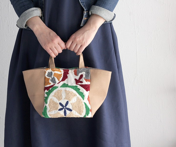 スザニ刺繍 ハンドトートバッグ ベージュ04 母の日ギフトに 1枚目の画像