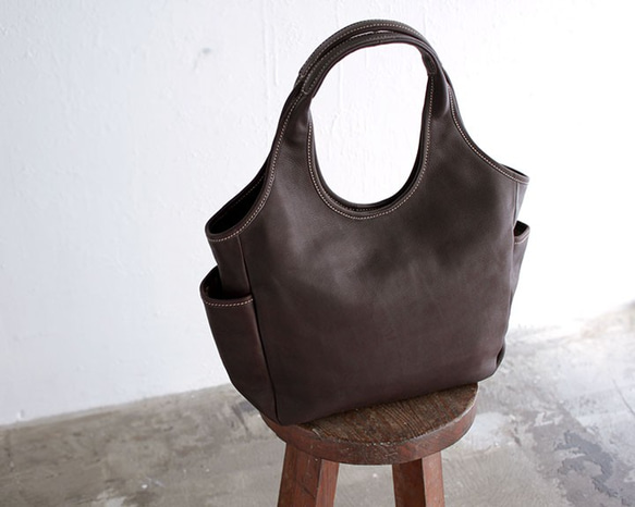 正品牛皮側袋 Simple tote bag Petit Nim（深棕色） 第3張的照片
