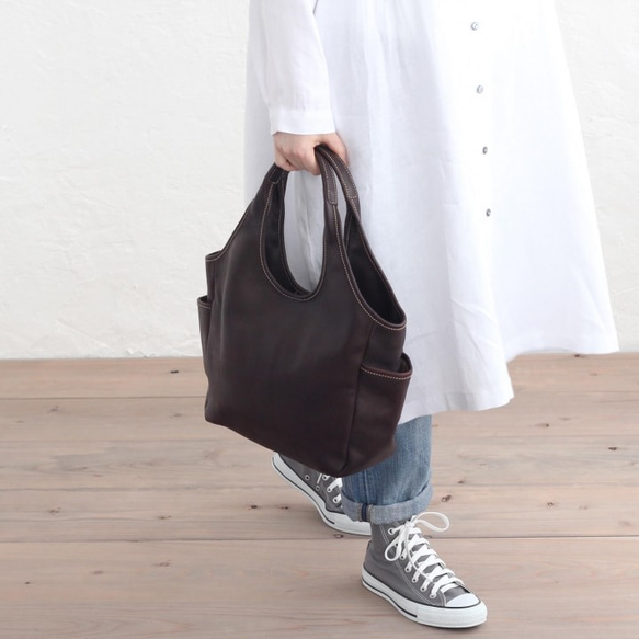 正品牛皮側袋 Simple tote bag Petit Nim（深棕色） 第2張的照片