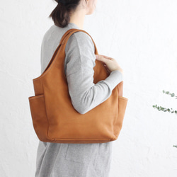 牛革キャメル、デニムポケットのトートバッグ