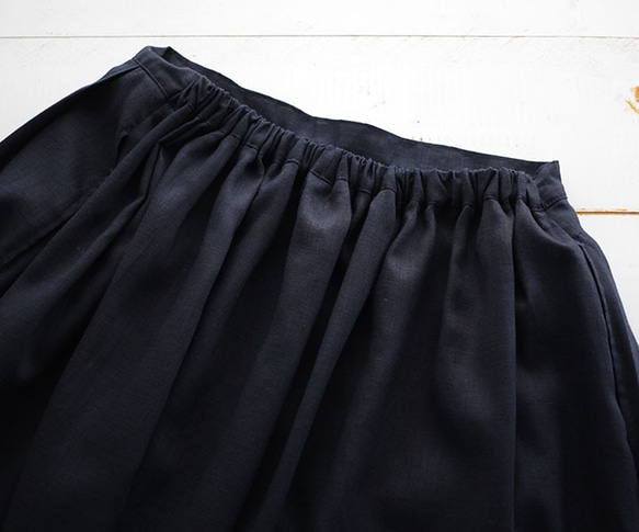 ●リネン プリーツとギャザーのロングスカート （ネイビー） 6枚目の画像