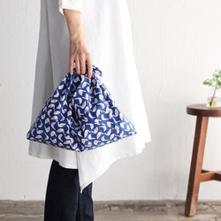 サブにもメインにも◎ alinのあづま袋（あずま袋/東袋）Mサイズ 木版染め ブロックプリント（スワン/ブルー）. 1枚目の画像