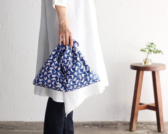 サブにもメインにも◎ alinのあづま袋（あずま袋/東袋）Mサイズ 木版染め ブロックプリント（スワン/ブルー）. 1枚目の画像