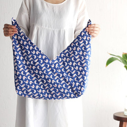 サブにもメインにも◎ alinのあづま袋（あずま袋/東袋）Mサイズ 木版染め ブロックプリント（スワン/ブルー）. 4枚目の画像