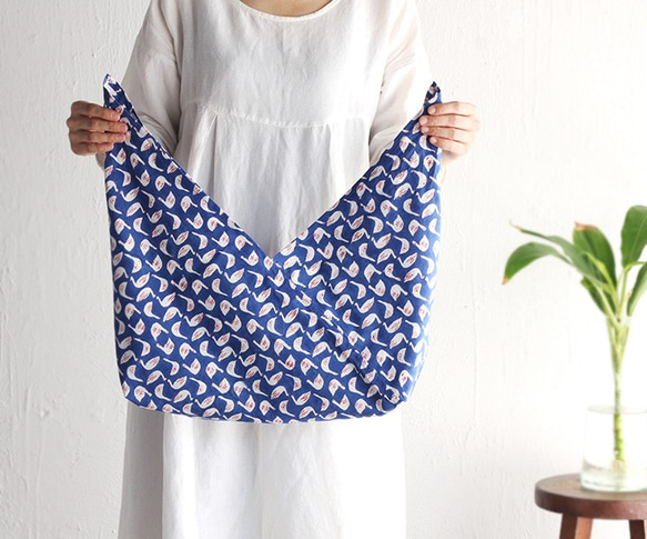 サブにもメインにも◎ alinのあづま袋（あずま袋/東袋）Mサイズ 木版染め ブロックプリント（スワン/ブルー）. 4枚目の画像