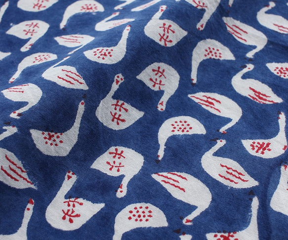 サブにもメインにも◎ alinのあづま袋（あずま袋/東袋）Mサイズ 木版染め ブロックプリント（スワン/ブルー）. 2枚目の画像