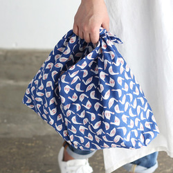 サブにもメインにも◎ alinのあづま袋（あずま袋/東袋）Mサイズ 木版染め ブロックプリント（スワン/ブルー）. 6枚目の画像