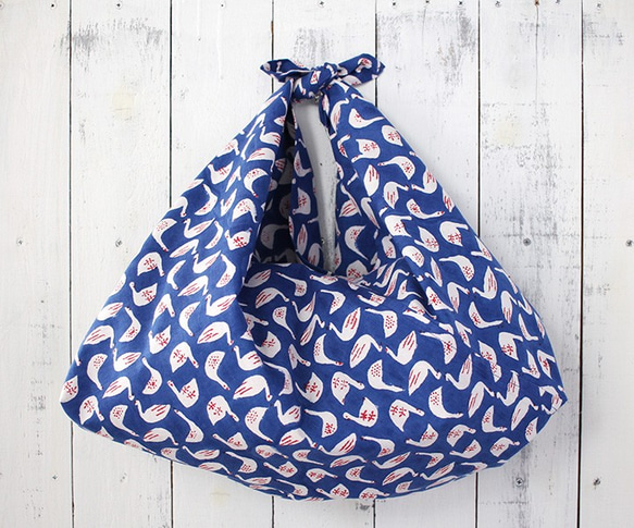 サブにもメインにも◎ alinのあづま袋（あずま袋/東袋）Mサイズ 木版染め ブロックプリント（スワン/ブルー）. 3枚目の画像