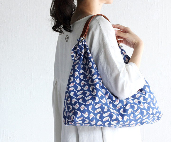 サブにもメインにも◎ alinのあづま袋（あずま袋/東袋）Mサイズ 木版染め ブロックプリント（スワン/ブルー）. 7枚目の画像