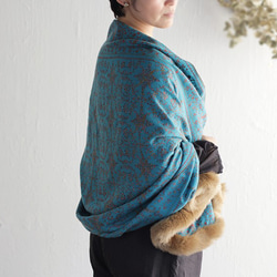 【1点物】手刺繍手織り ソズニ刺繍 パシュミナ（カシミア） ファー付きストール （ターコイズブルー） 4枚目の画像