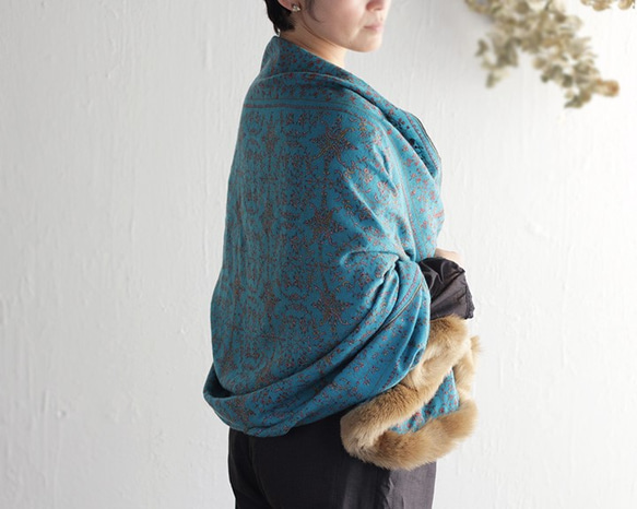 【1点物】手刺繍手織り ソズニ刺繍 パシュミナ（カシミア） ファー付きストール （ターコイズブルー） 4枚目の画像