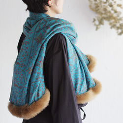 【1点物】手刺繍手織り ソズニ刺繍 パシュミナ（カシミア） ファー付きストール （ターコイズブルー） 2枚目の画像