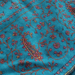 【1点物】手刺繍手織り ソズニ刺繍 パシュミナ（カシミア） ファー付きストール （ターコイズブルー） 6枚目の画像