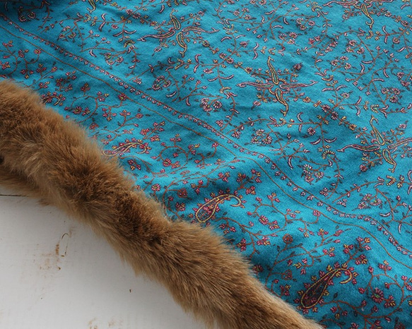 【1点物】手刺繍手織り ソズニ刺繍 パシュミナ（カシミア） ファー付きストール （ターコイズブルー） 8枚目の画像