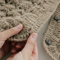 羊毛100％ ニットかぎ針編み花モチーフ 3WAYボタン ストール ｜マフラー｜ひざ掛け （グレージュ） 7枚目の画像