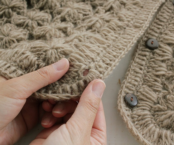羊毛100％ ニットかぎ針編み花モチーフ 3WAYボタン ストール ｜マフラー｜ひざ掛け （グレージュ） 7枚目の画像