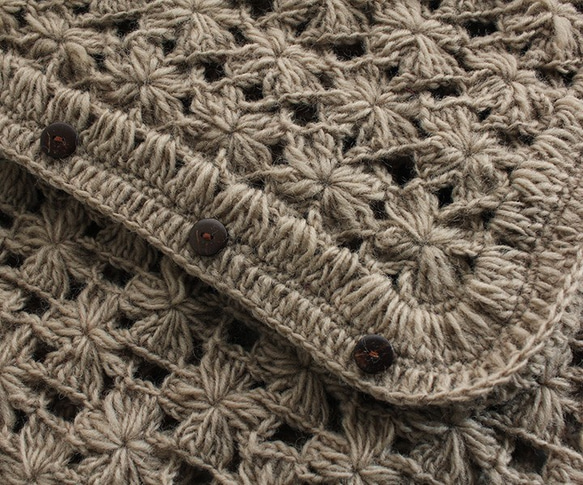 羊毛100％ ニットかぎ針編み花モチーフ 3WAYボタン ストール ｜マフラー｜ひざ掛け （グレージュ） 8枚目の画像