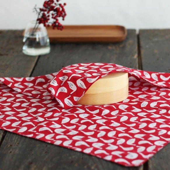 “木版染料塊印刷大幅面手帕”手帕面罩用（天鵝色/紅色） 第1張的照片