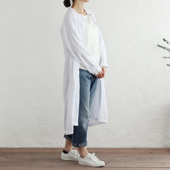 亞麻站立式衣領貝殼鈕扣前開口Haori襯衫連衣裙（白色） 第5張的照片