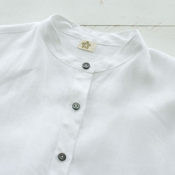 亞麻站立式衣領貝殼鈕扣前開口Haori襯衫連衣裙（白色） 第8張的照片