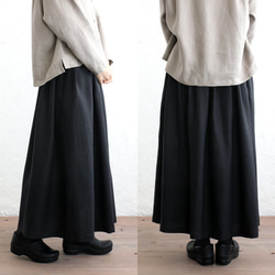 亞麻褶裙乾淨外觀長款（黑色）SK02。 第3張的照片