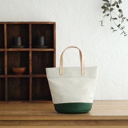 “皮革提手水桶型托特包”生物洗帆布+真牛皮（米白色/橄欖綠色） 第1張的照片