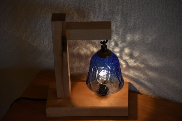 ★送料無料★木とガラスのテーブルランプ【アイスカット　青】 2枚目の画像