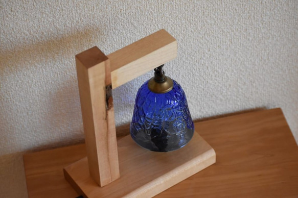 ★送料無料★木とガラスのテーブルランプ【アイスカット　青】 6枚目の画像