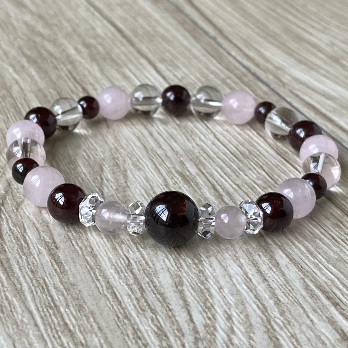 ガーネット × ローズクォーツ × 水晶  愛情・努力・やさしさを静かに輝かせる天然石ブレスレット