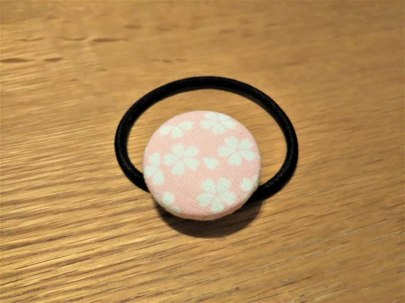 桜柄の立体マスクとくるみボタンのヘアゴムセット 5枚目の画像