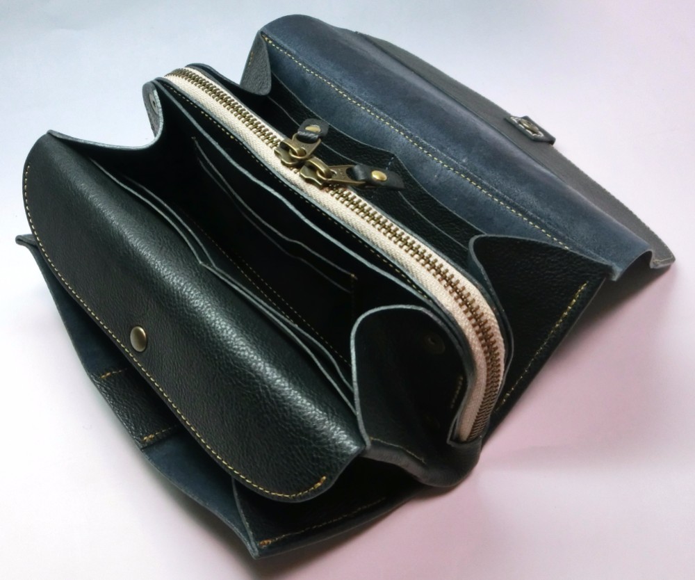 コスメ、文房具も入る大容量コインケースの長財布（グレー系の渋めの紺色）（コインケース外せます） 19,350円