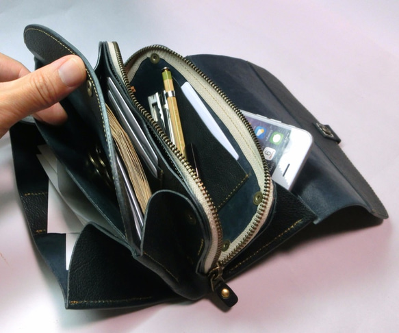 コスメ、文房具も入る大容量コインケースの長財布（グレー系の渋めの紺色）（コインケース外せます） 3枚目の画像