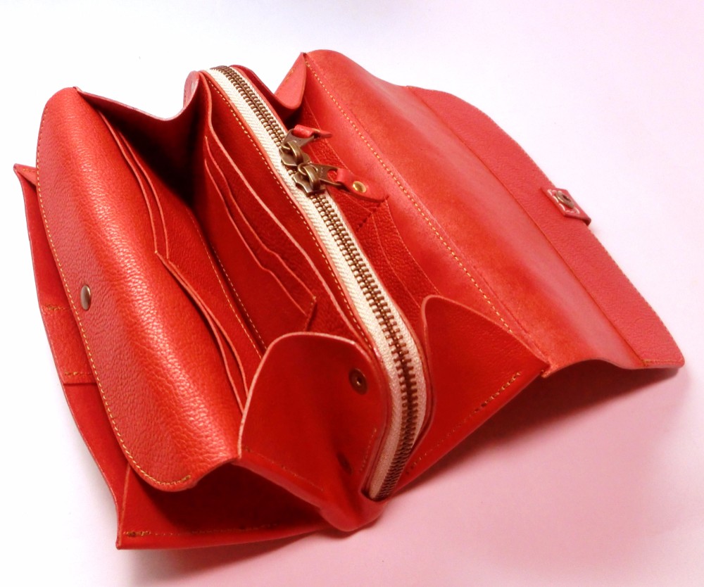 コスメ、文房具も入る大容量コインケースの長財布（赤色）（コインケース外せます）