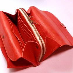 コスメ、文房具も入る大容量コインケースの長財布（赤色）（コインケース外せます） 1枚目の画像