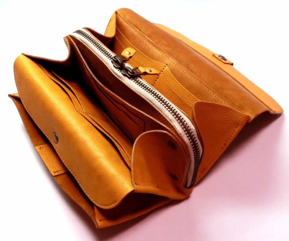 コスメ、文房具も入る大容量コインケースの長財布（黄色）（コインケース外せます）