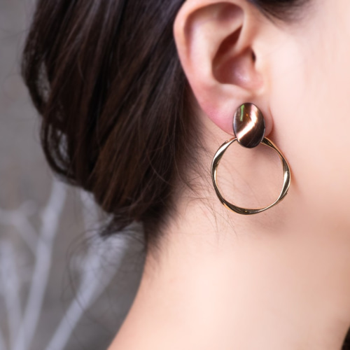上品 ブラウンマザーオブパールとツイストフープ 2wayイヤリング アクセサリー