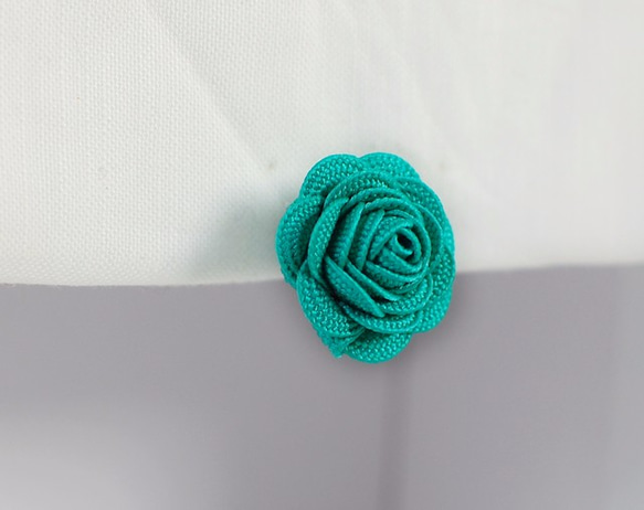 布で作った大輪の花の耳飾り（イヤリング/ピアス） 3枚目の画像