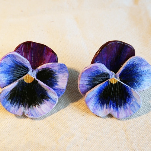 レザーパンジーピアス ピアス（スタッド・一粒） 陽月瞳 通販｜Creema  