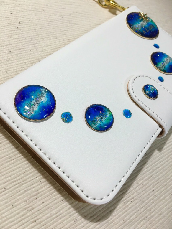 全機種対応オーダー制作スマホケース 宇宙飛行 手帳型 レジン 宇宙 チェーン付き 白 名前入れ 3枚目の画像