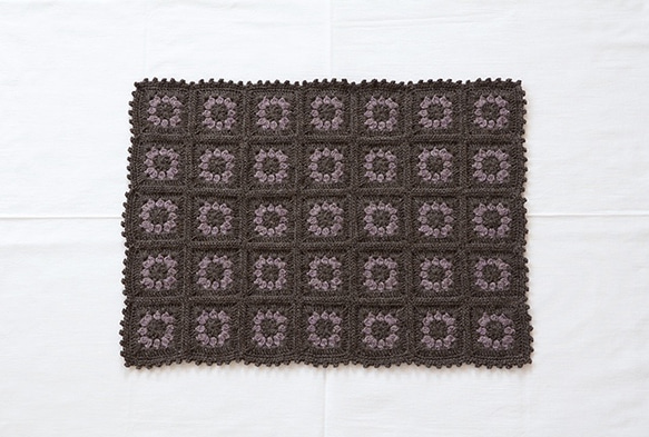 モチーフ編みのミニひざ掛け：チャコールブラウン 1枚目の画像