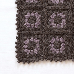 モチーフ編みのミニひざ掛け：チャコールブラウン 4枚目の画像