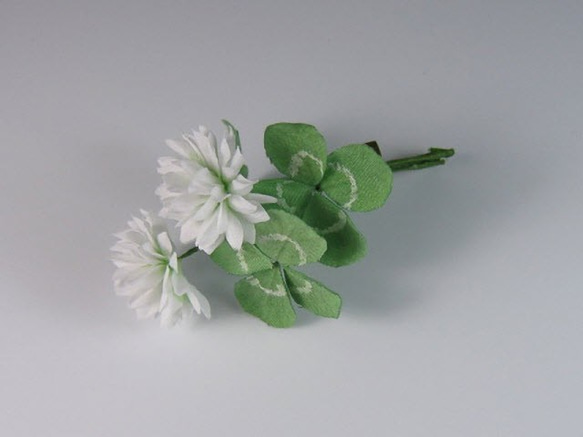 手染めの布花の白詰草（シロツメクサ）＆四葉のクローバーのコサージュ 2枚目の画像