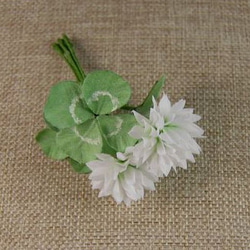 手染めの布花の白詰草（シロツメクサ）＆四葉のクローバーのコサージュ 3枚目の画像