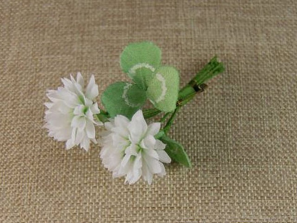 手染めの布花の白詰草（シロツメクサ）＆四葉のクローバーのコサージュ 4枚目の画像