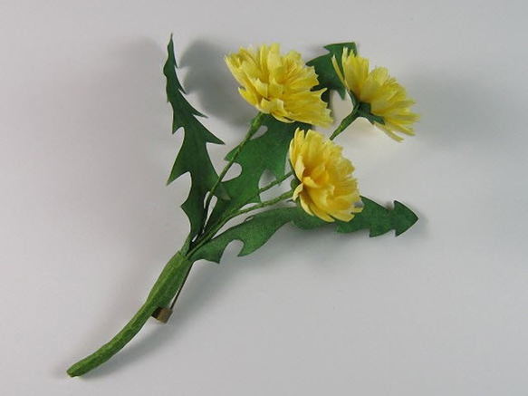 手染めの布花のタンポポ (蒲公英)のコサージュ 1枚目の画像